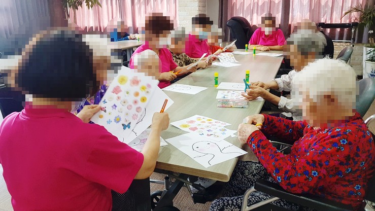 여가프로그램 - 미술활동 (에바 알머슨 그림 꾸미기)