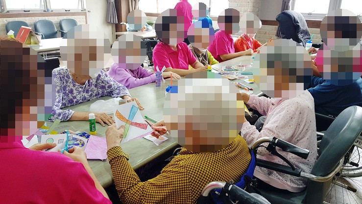 여가프로그램 - 미술활동 (휴지심으로 풍차 만들기)