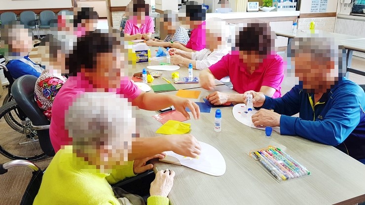 여가프로그램 - 미술활동 (부채 꾸미기)