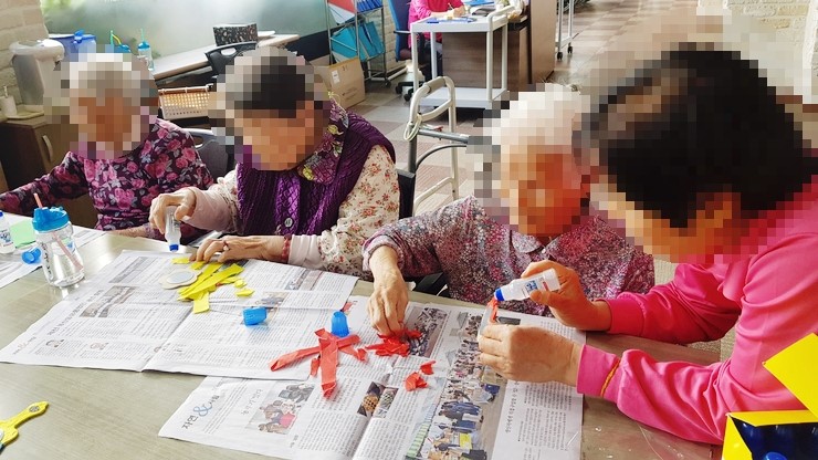 여가프로그램 - 미술활동 (한지로 거울 꾸미기)