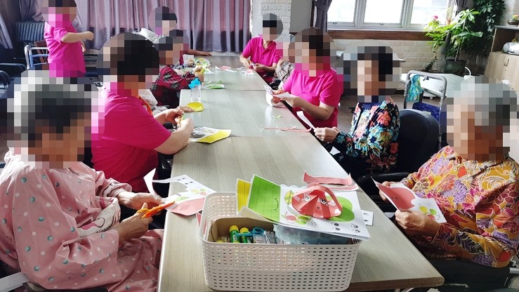 여가프로그램 - 미술활동 (입체 사과 만들기)