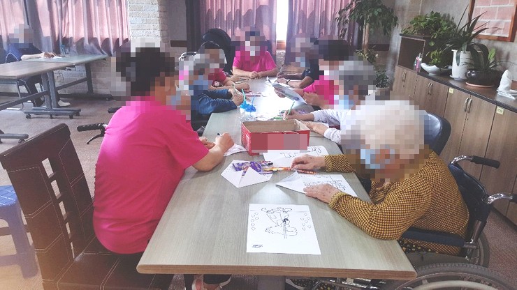 여가프로그램 - 미술활동 (우산접어 꾸미기)