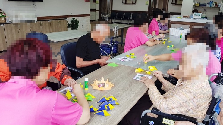 여가프로그램 - 미술활동 (해바라기액자 접기)