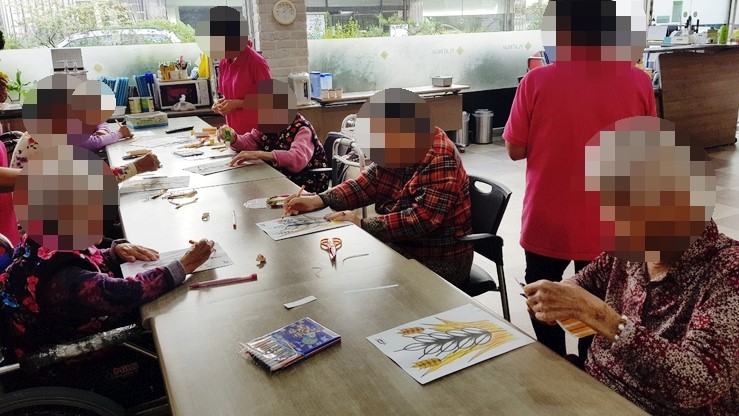 여가프로그램 - 미술활동 (벼 꾸미기)