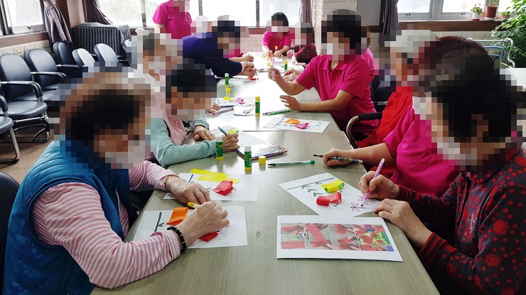 여가프로그램 - 미술활동 (하트꽃 만들기)